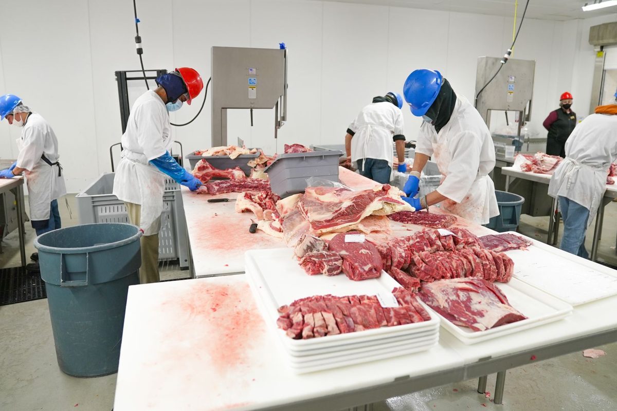 枝肉を部位ごとに分割カットする様子